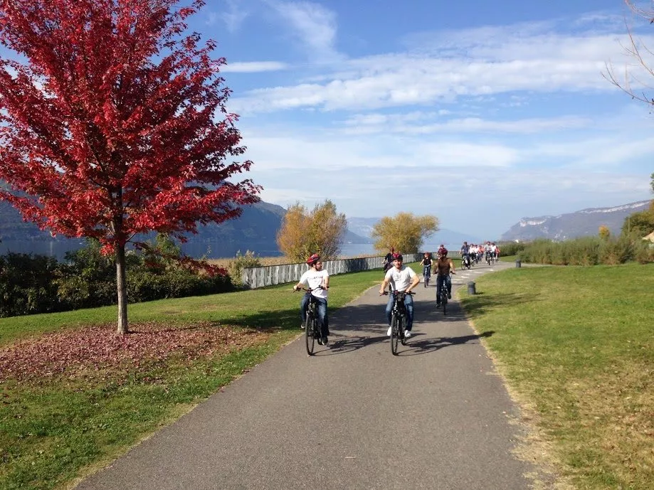 Randonnée à vélo électrique du lac d’Annecy avec guide accompagnateur