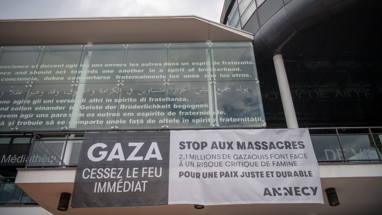 ガザのバナーの盗難、「イスラエルの大量虐殺体制への支援」
