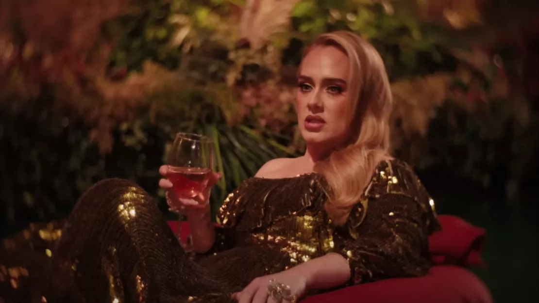 Adèle déguste un verre de vin sur une rivière dans le clip de « I Drink Wine » (vidéo)