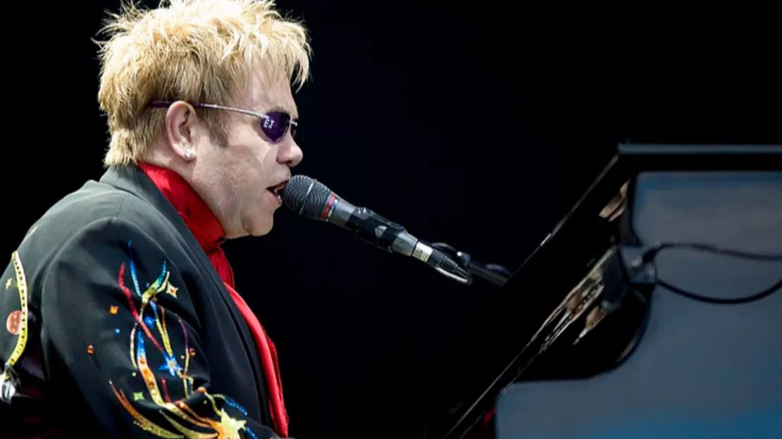 Elton John : des objets cultes du chanteur mis en vente