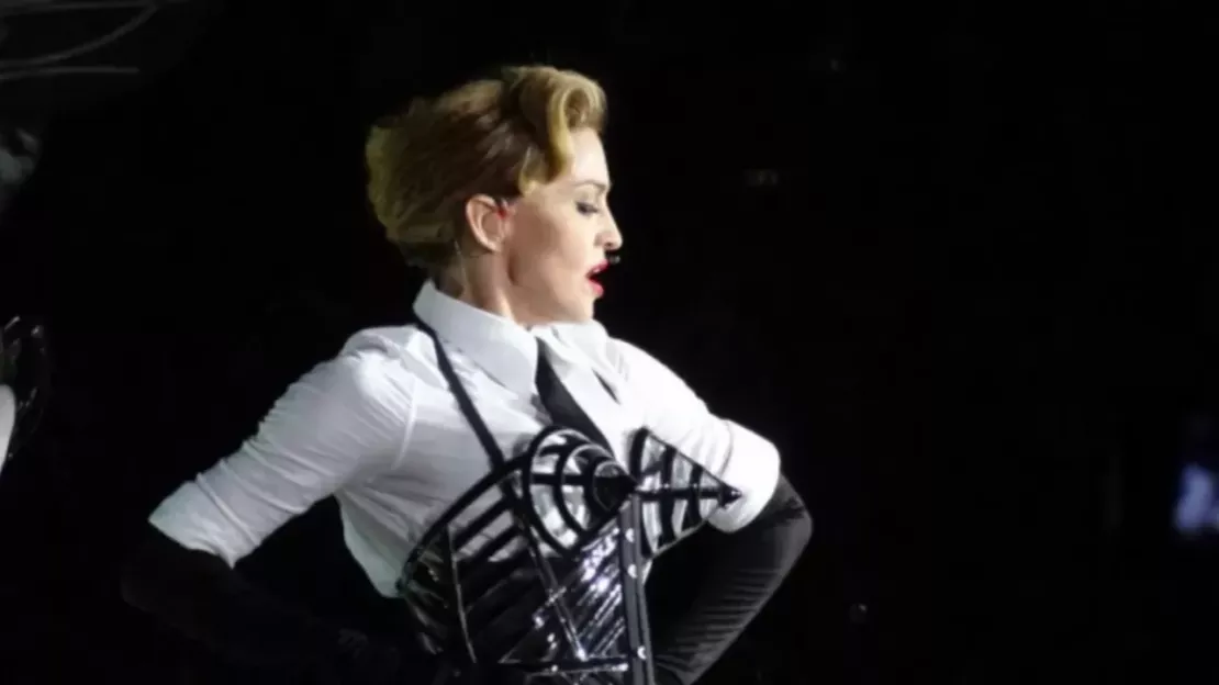 Madonna tombe sur scène en plein live