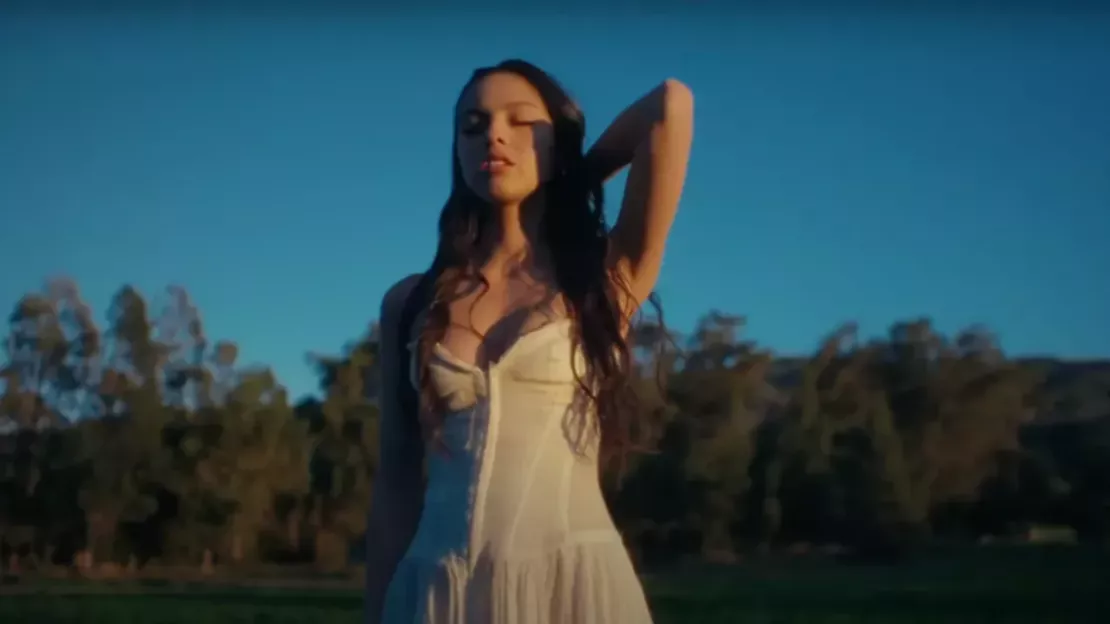 Olivia Rodrigo envoûtante dans son nouveau single "Can't Catch Me Now"