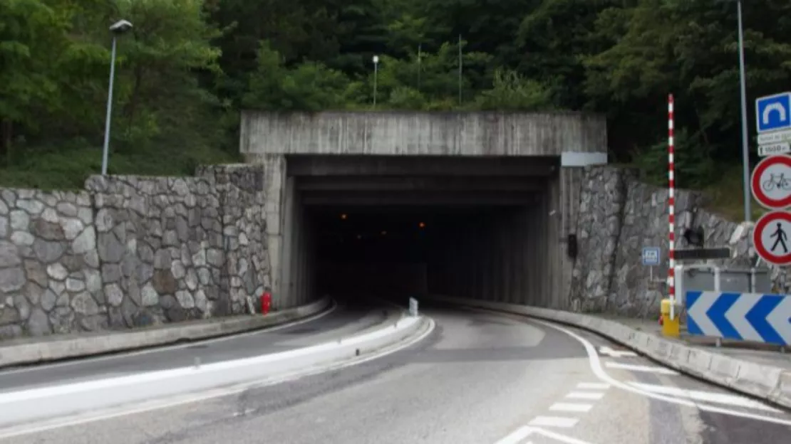 Un feu de végétation près du tunnel du Chat en Savoie