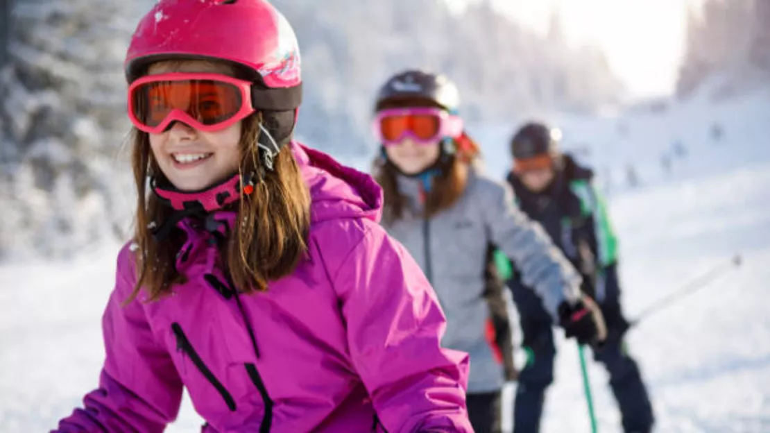 Une députée de Haute-Savoie veut rendre le port du casque partiellement obligatoire au ski