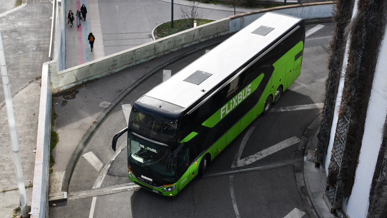 Accident b&ecirc;te &agrave; Chamb&eacute;ry : Un Flixbus percute un pont ferroviaire et reste bloqu&eacute;