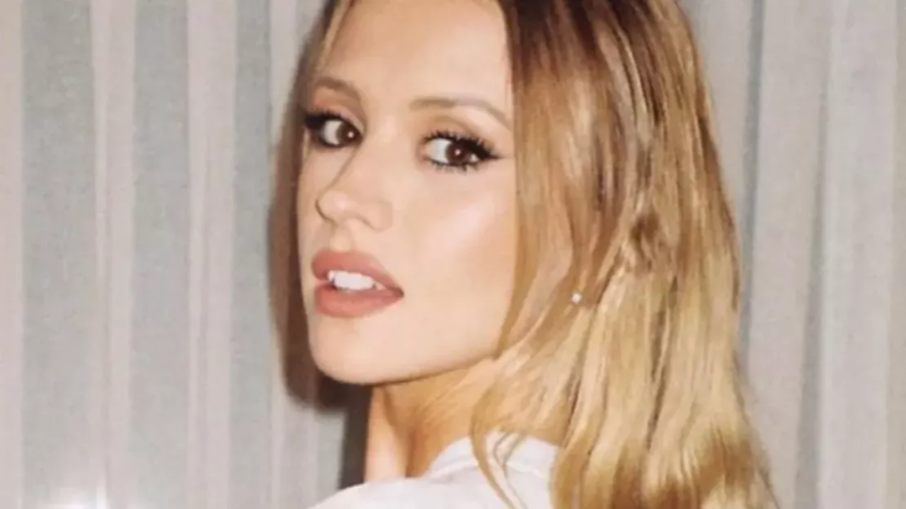 Angèle est fière d'elle : elle obtenu son permis de conduire !