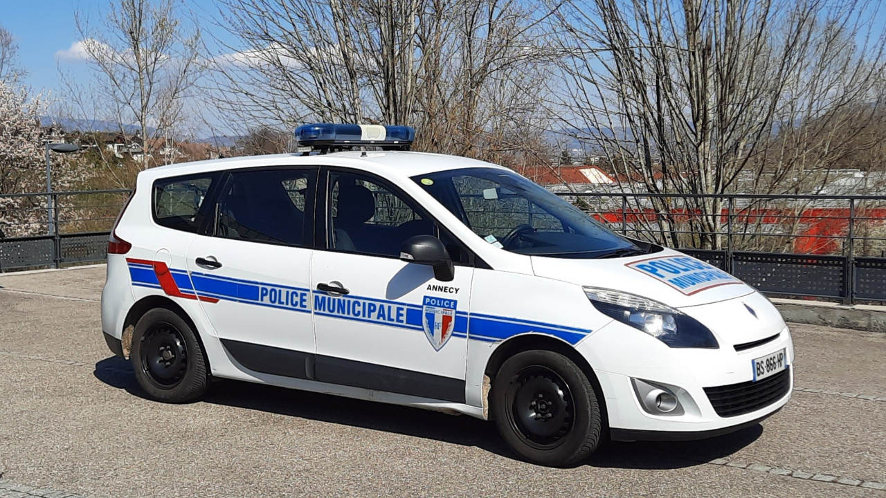 Annecy : Course poursuite depuis Annemasse les pneus crevés, une voiture termine sa course dans un rond-point Annecy : Course poursuite depuis Annemasse les pneus crevés, une voiture termine sa course dans un rond-point