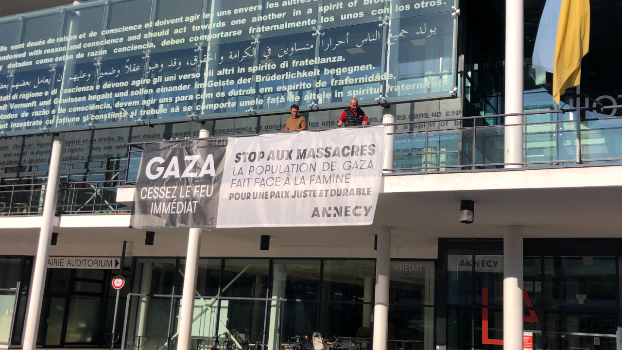 Annecy : La banderole pour Gaza remise sur le fronton de l'Hôtel de Ville