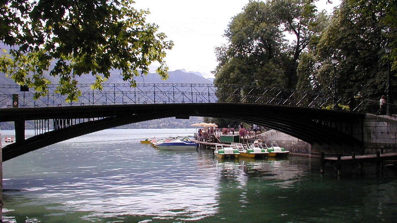 Annecy : Le pont du "désamour" face au tourisme de masse