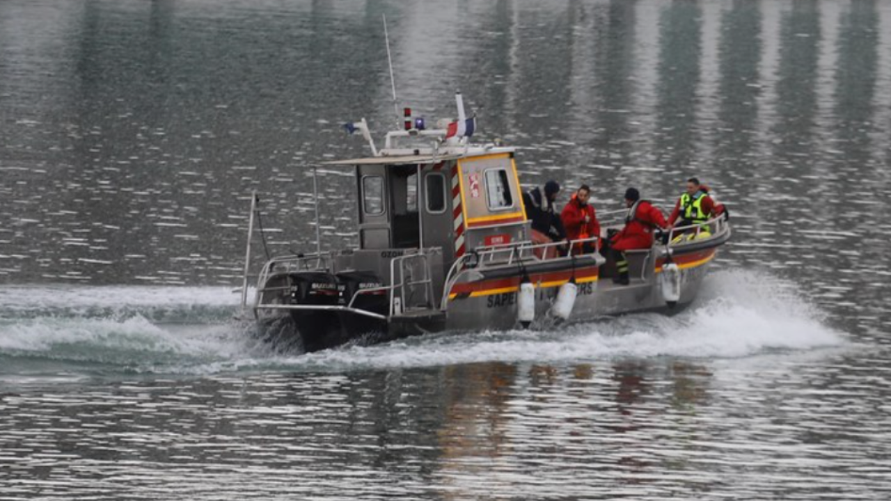 Ayze : une voiture tombe dans un lac, son conducteur de 30 ans grièvement blessé Ayze : une voiture tombe dans un lac, son conducteur de 30 ans grièvement blessé
