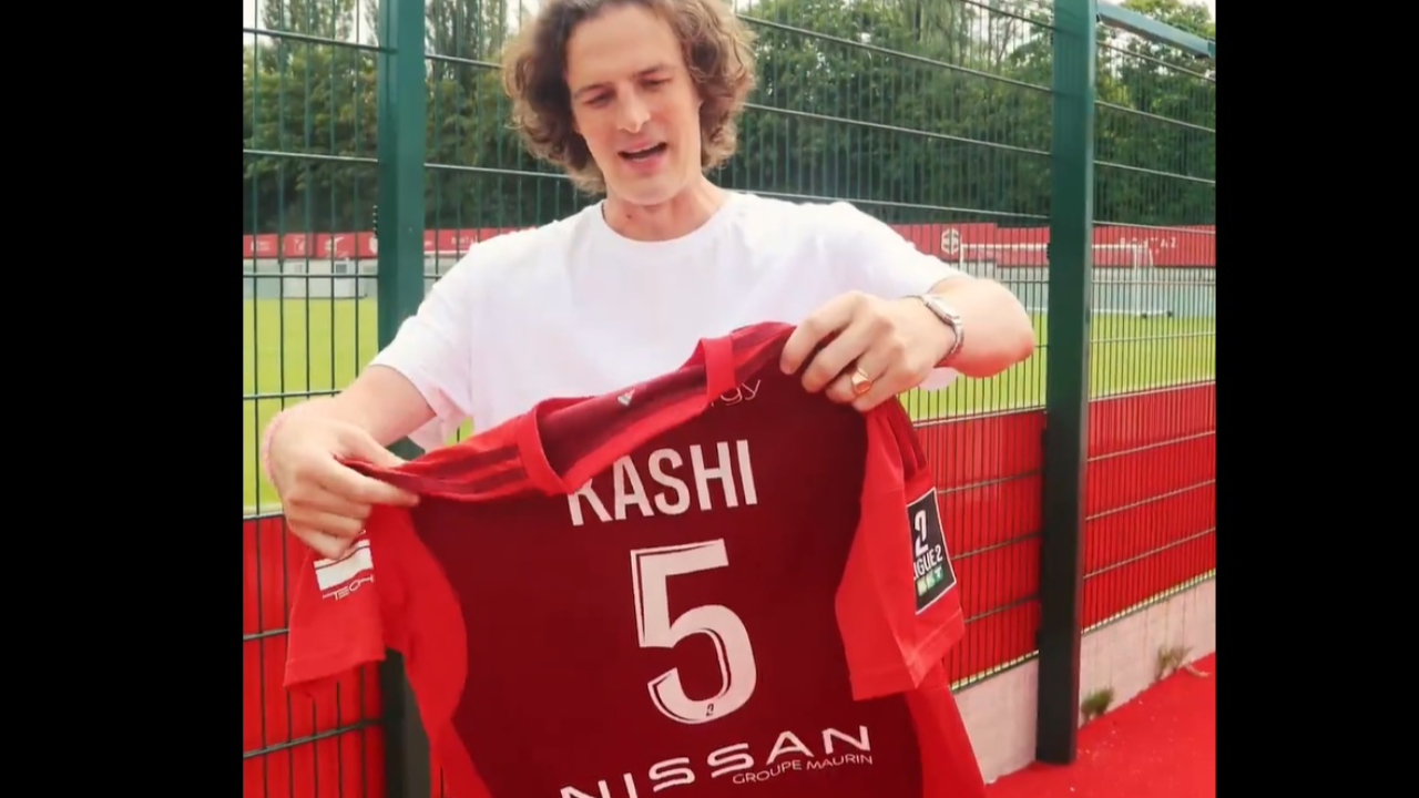 "C’est un maillot qui sent la montée en Ligue 1" : l’humoriste Paul de Saint Sernin valide la nouvelle tunique du FC Annecy !