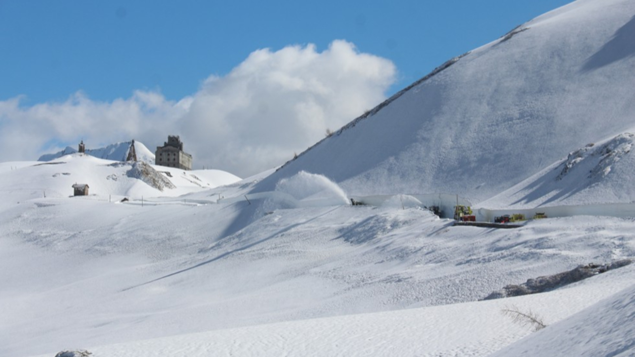 Col du Petit-Saint-Bernard : L'ouverture repouss&eacute;e pour des risques d'avalanches