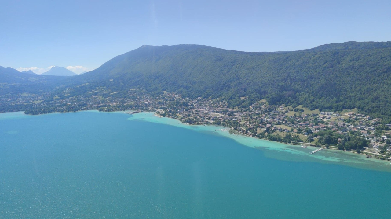 Doussard : Une voiture finit dans le lac d'Annecy, l'automobiliste miraculée