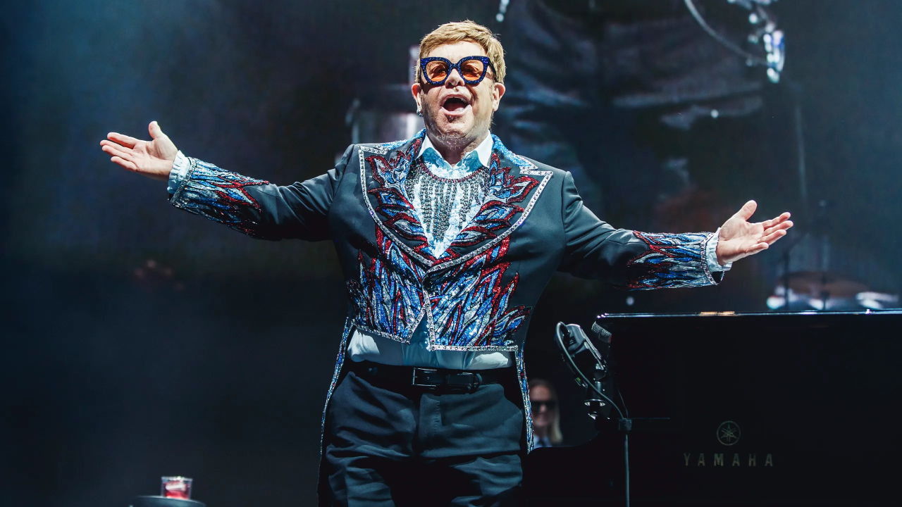 Elton John lors de son ultime concert : "Jouer pour vous a été ma raison de vivre !" Elton John lors de son ultime concert : "Jouer pour vous a été ma raison de vivre !"