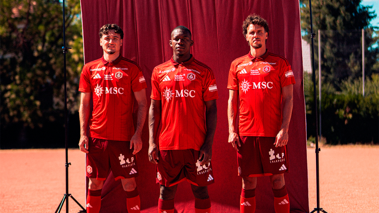 FC Annecy : le nouveau maillot domicile rend hommage au stade du Coteau