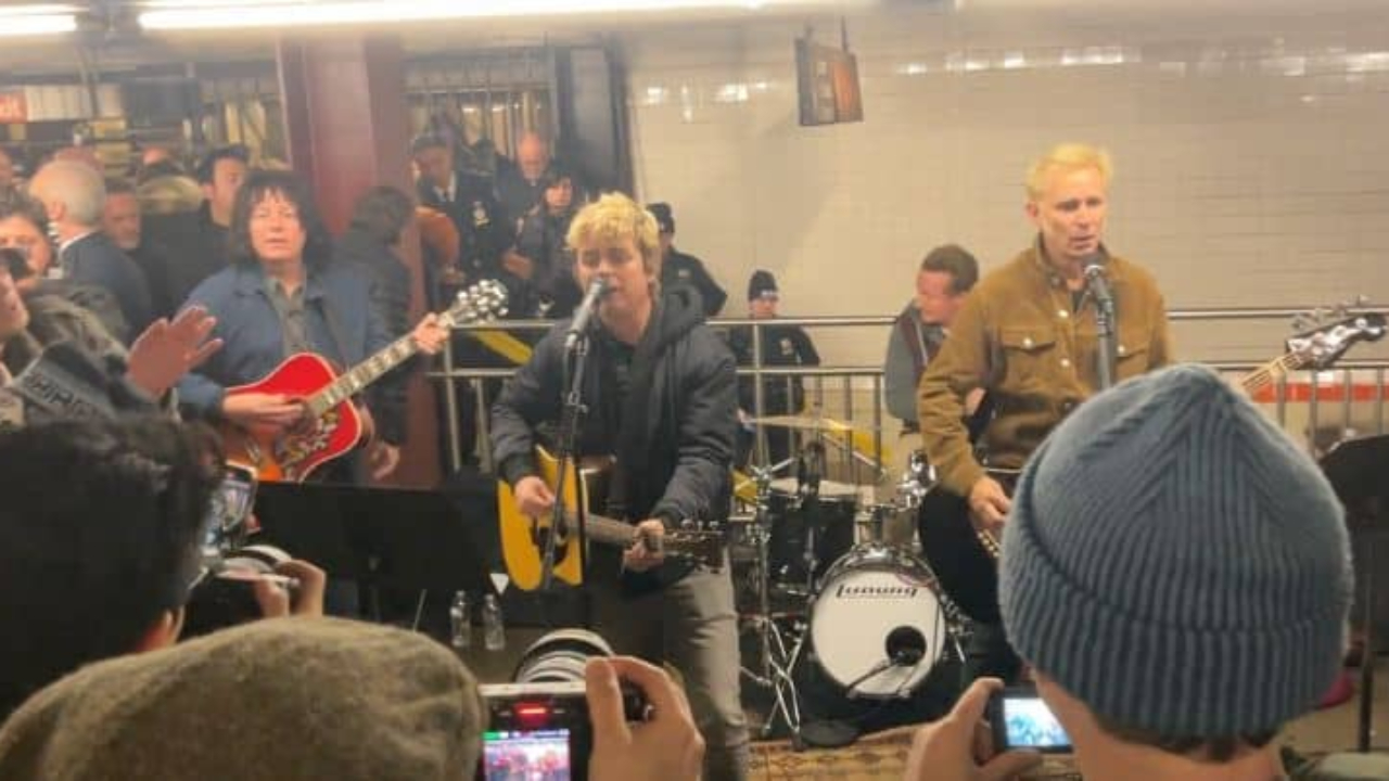 Green Day et Jimmy Fallon jouent dans le métro new-yorkais !