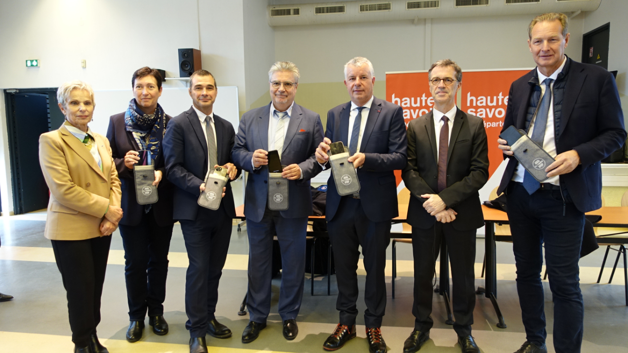 Haute-Savoie : des pochettes pour que les collégiens n'utilisent pas leur téléphone
