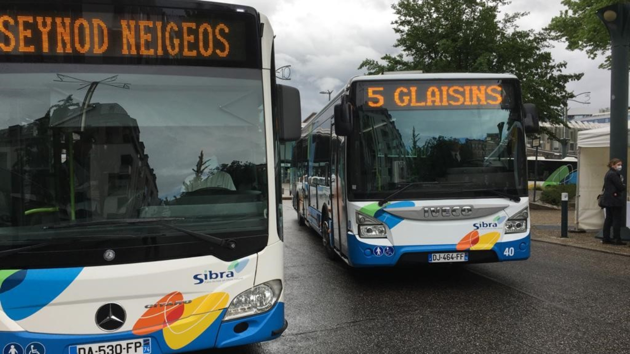 Il s'agrippe aux sièges et refuse de descendre : comment un passager a paralysé une ligne de bus à Annecy Il s'agrippe aux sièges et refuse de descendre : comment un passager a paralysé une ligne de bus à Annecy