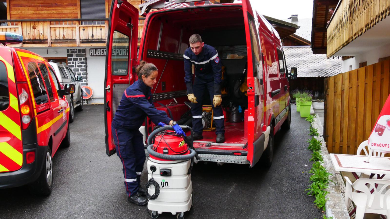 Inondations: la crèche et la gendarmerie de Yenne en Savoie fermées