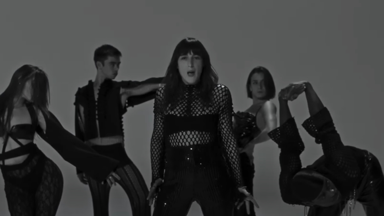 Juliette Armanet plus sensuelle que jamais dans le clip de « Flamme » (vidéo)