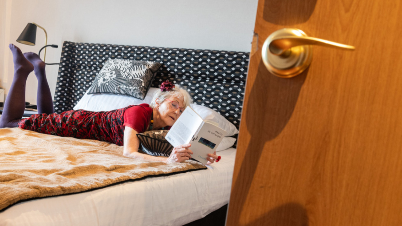 "La nuit, quand on voit des lumières allumées, on s'imagine des choses" : A Annecy, des scènes de théâtre se déroulent dans un hôtel "La nuit, quand on voit des lumières allumées, on s'imagine des choses" : A Annecy, des scènes de théâtre se déroulent dans un hôtel