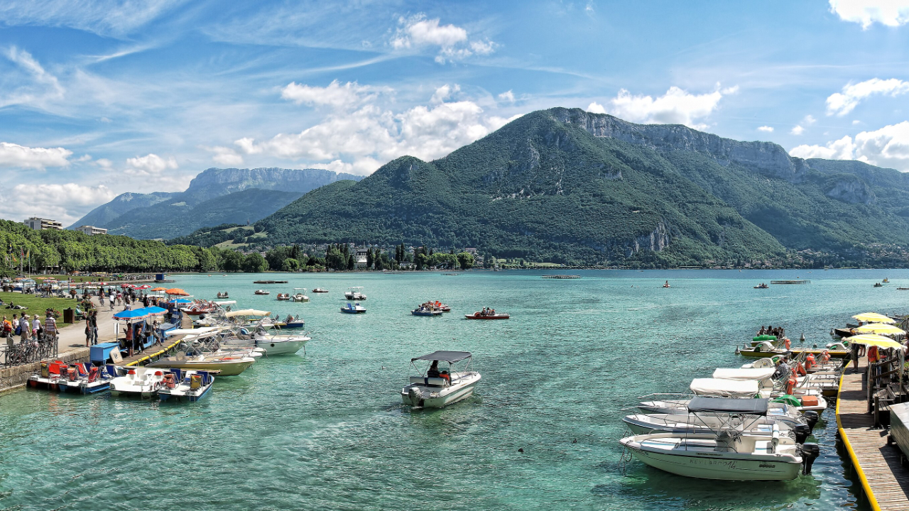 La pureté du lac d'Annecy n'a rien de naturel : elle a été décidée en 1957 La pureté du lac d'Annecy n'a rien de naturel : elle a été décidée en 1957