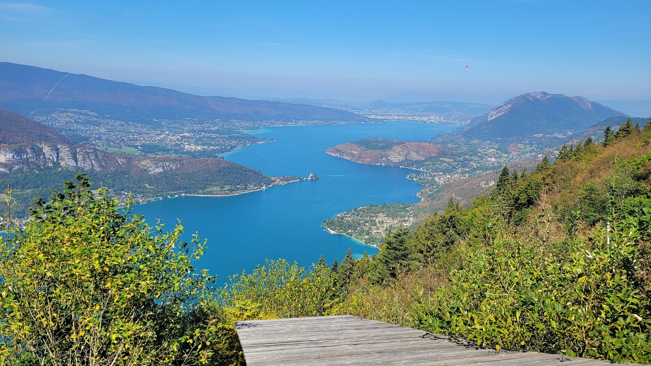 Lac d'Annecy : il disparaît dans l'eau, sous les yeux de sa femme et ses deux enfants