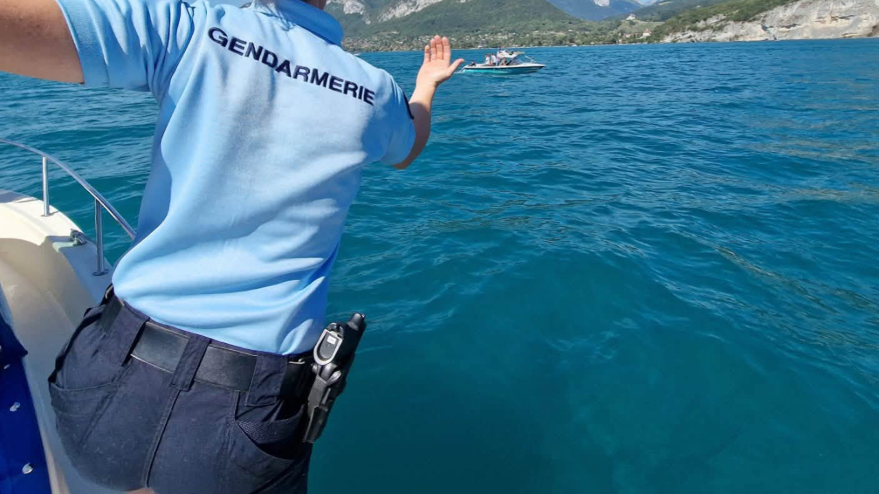 Lac d’Annecy : les recherches pour retrouver le corps du plongeur se poursuivront cette semaine avec l’aide de la Suisse Lac d’Annecy : les recherches pour retrouver le corps du plongeur se poursuivront cette semaine avec l’aide de la Suisse