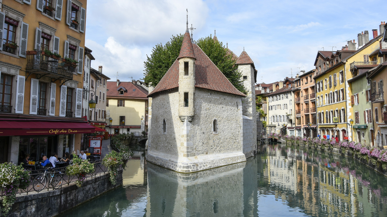 Le Palais de l'Isle, carte postale d'Annecy, a surtout servi de prison Le Palais de l'Isle, carte postale d'Annecy, a surtout servi de prison