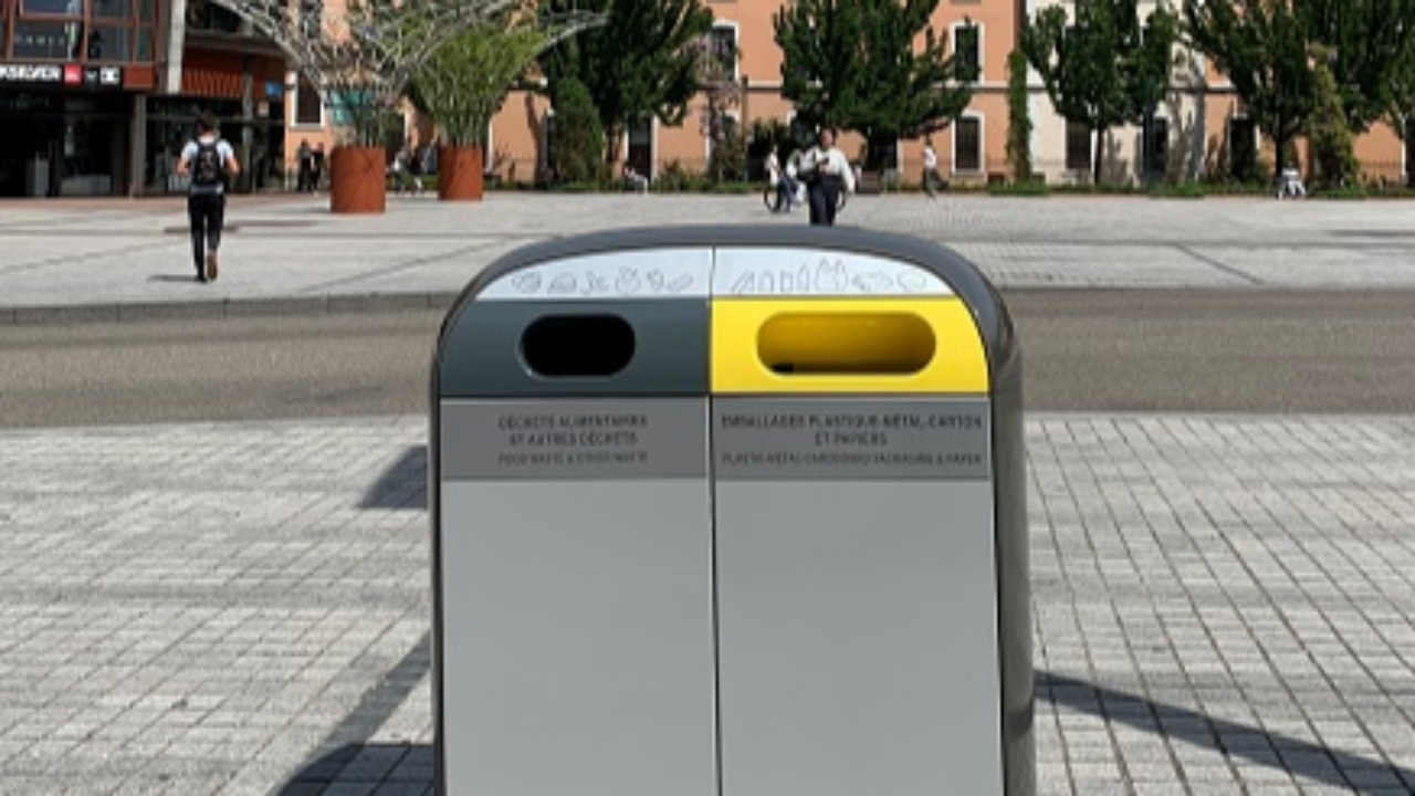 Le tri des déchets hors domicile s’organise à Annecy. Le tri des déchets hors domicile s’organise à Annecy.