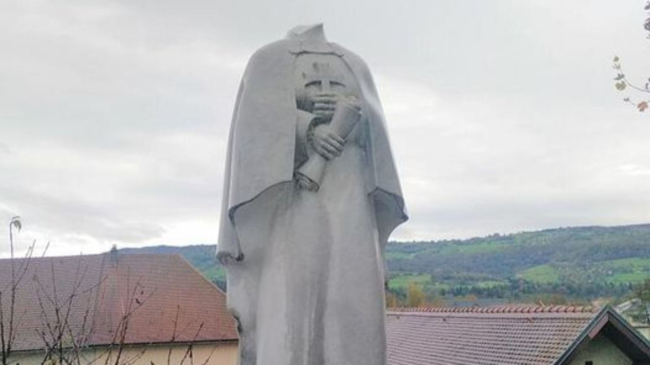 Les Echelles: une statue décapitée! Les Echelles: une statue décapitée!