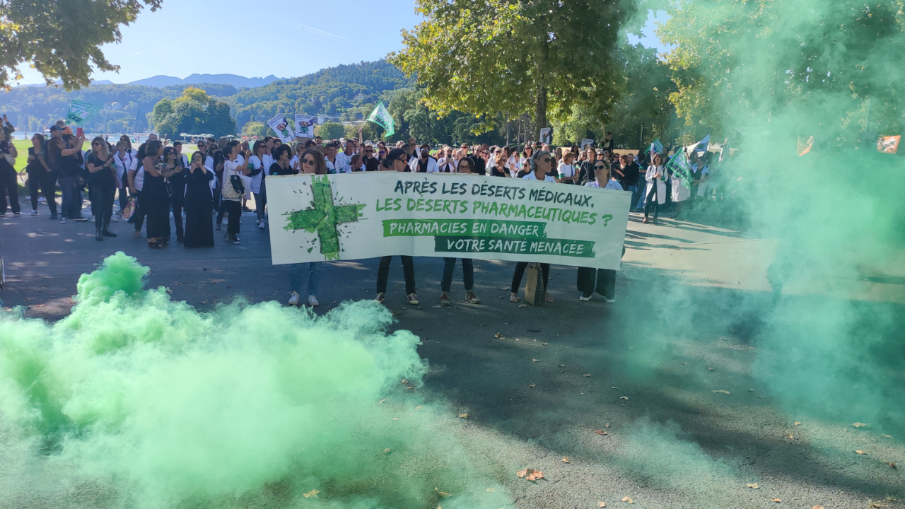 Manifestation des pharmaciens à Annecy : "Pharmacies menacées, votre santé en danger"