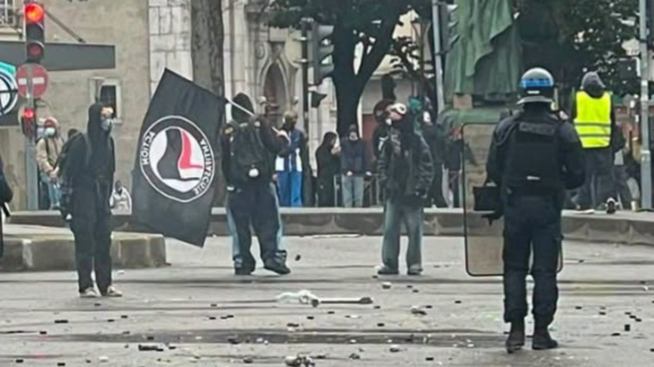 Manifestations en Savoie : La VRU de Chambéry bloquée, deux interpellations et trois policiers blessés Manifestations en Savoie : La VRU de Chambéry bloquée, deux interpellations et trois policiers blessés