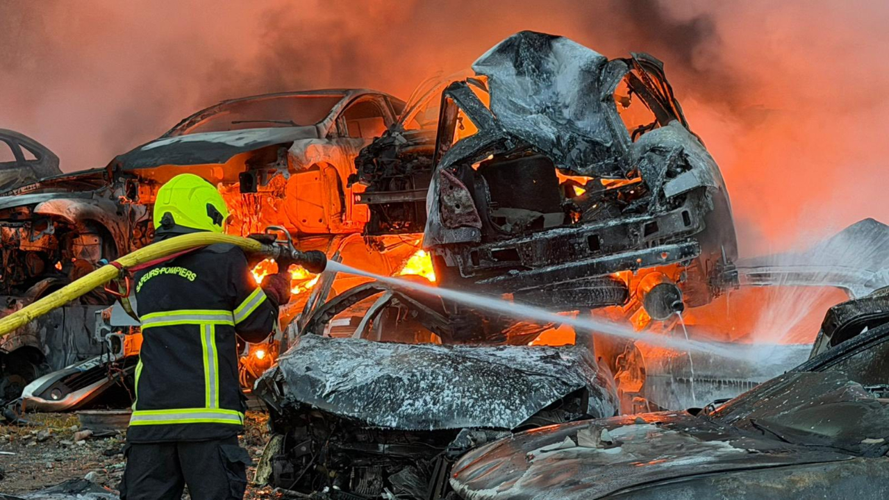 Marignier : un gigantesque incendie détruit 500 voitures dans une casse automobile Marignier : un gigantesque incendie détruit 500 voitures dans une casse automobile
