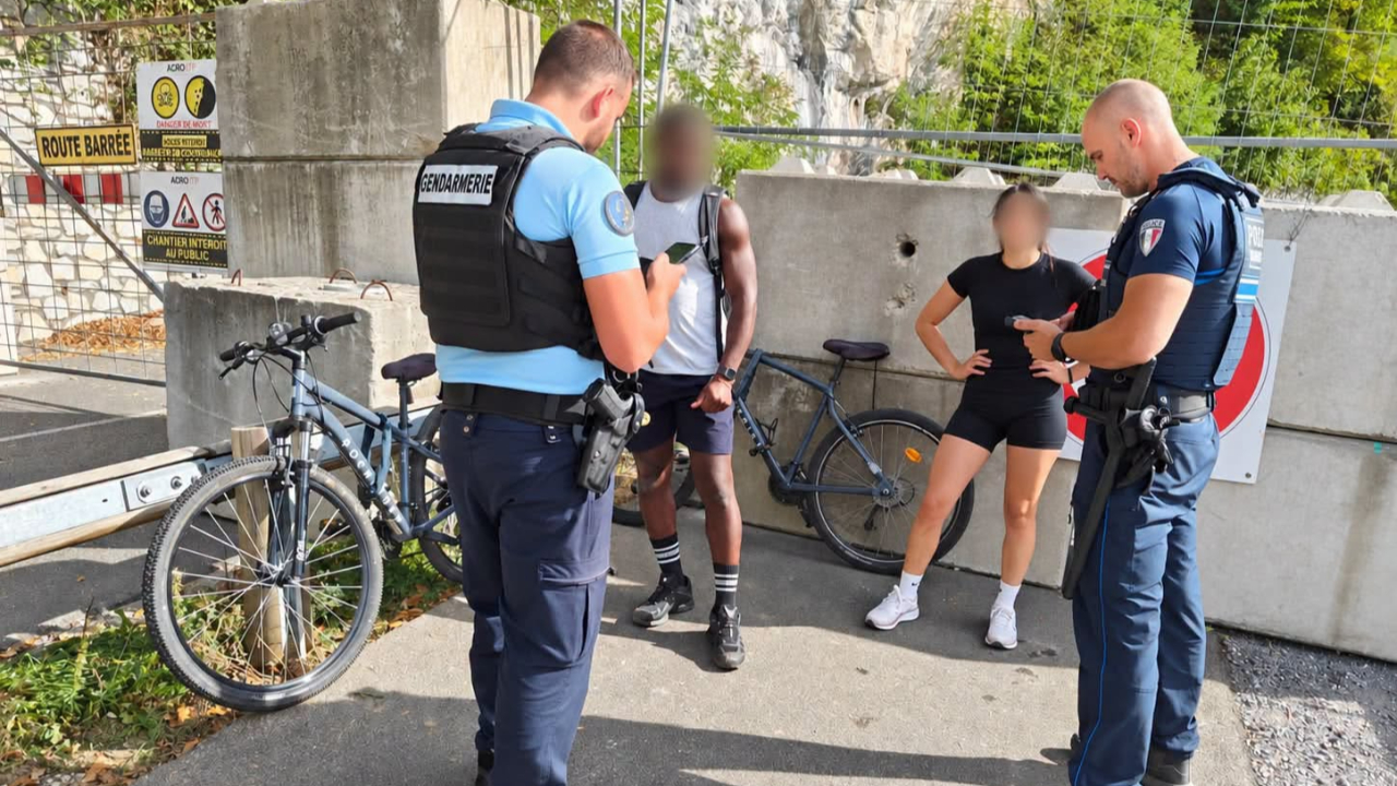 Route fermée à Talloires : "L'interdiction concerne également les cyclistes" Route fermée à Talloires : "L'interdiction concerne également les cyclistes"