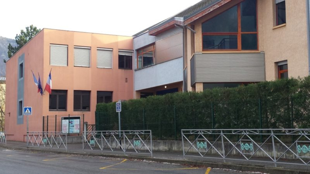 Collège de Saint-Etienne de Cuines: le nom de Robert Badinter ne fait pas l'unanimité Collège de Saint-Etienne de Cuines: le nom de Robert Badinter ne fait pas l'unanimité