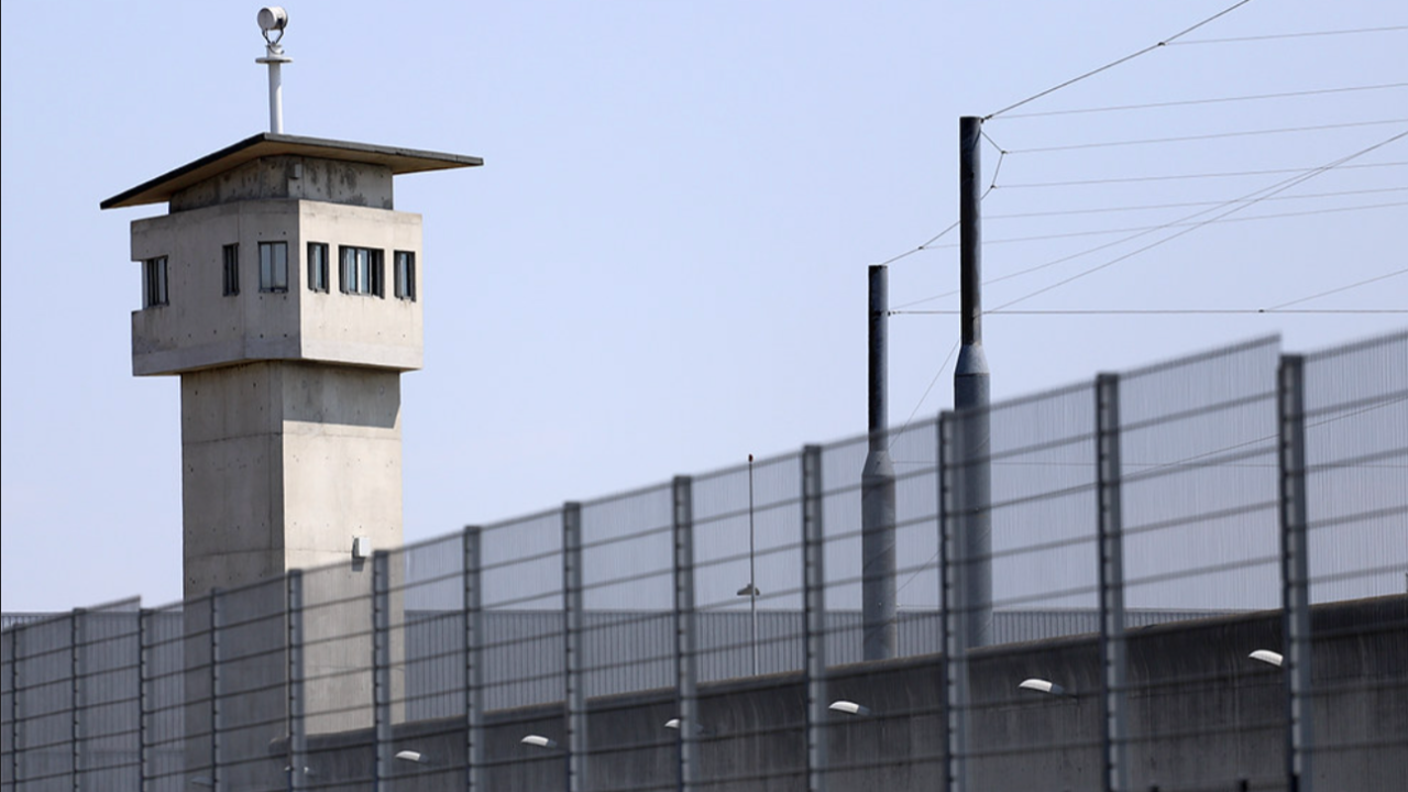 Surpris sur un balcon en plein cambriolage, ils disent vouloir se r&eacute;chauffer et &eacute;copent de prison ferme