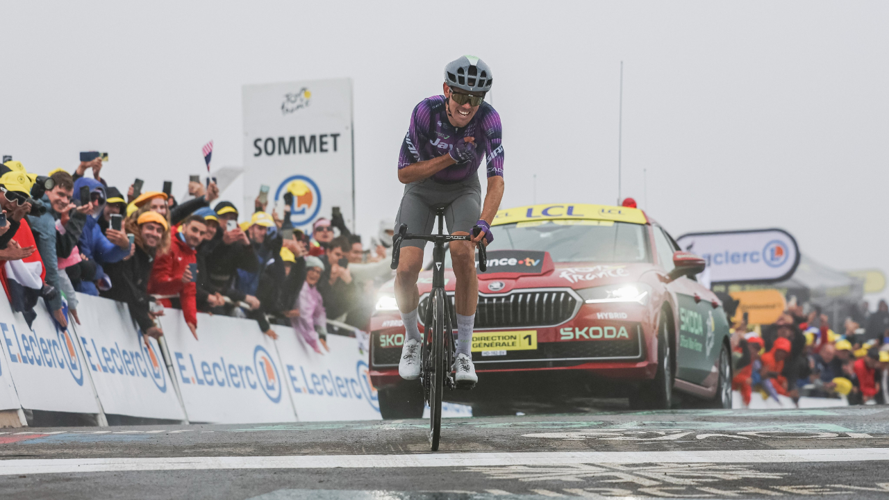 Tour de France : Ben O’Connor gravit le col de la Loze en solitaire, Tadej Pogacar toujours en jaune
