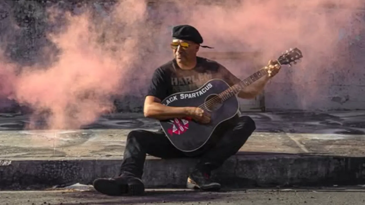Tourn&eacute;e annul&eacute;e : Tom Morello rentre aux &Eacute;tats-Unis aupr&egrave;s de sa m&egrave;re