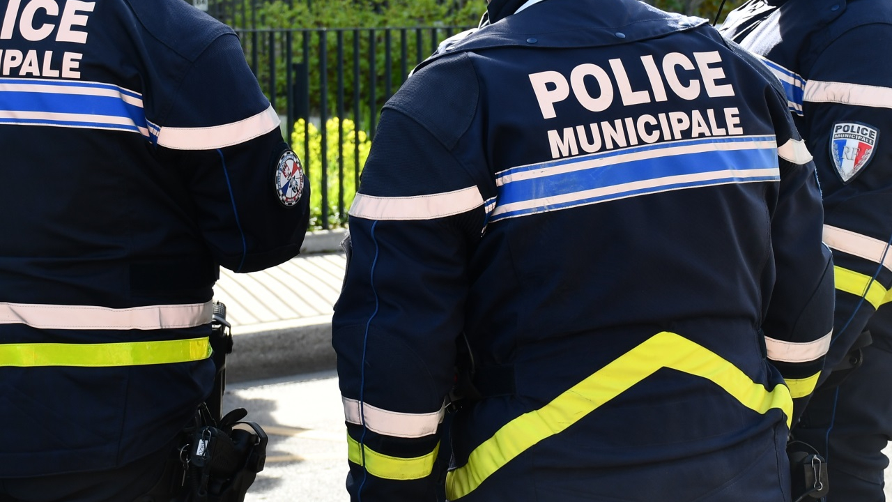 Trois enfants déshydratés à la gare d'Annecy : leur mère mord un policier municipal Trois enfants déshydratés à la gare d'Annecy : leur mère mord un policier municipal