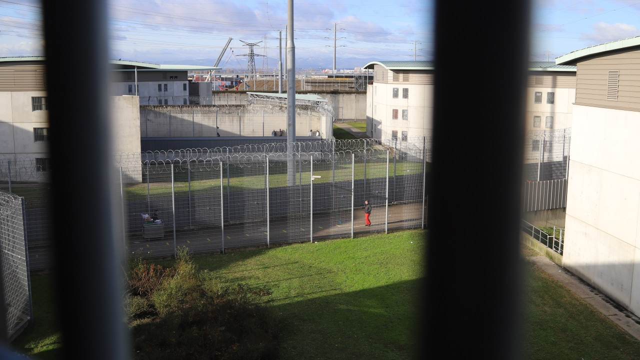 Un adolescent se suicide en Haute-Savoie en apprenant la libération de son agresseur sexuel : "Le jour où mon fils aurait dû fêter ses 18 ans, je suis allé choisir son cercueil" Un adolescent se suicide en Haute-Savoie en apprenant la libération de son agresseur sexuel : "Le jour où mon fils aurait dû fêter ses 18 ans, je suis allé choisir son cercueil"