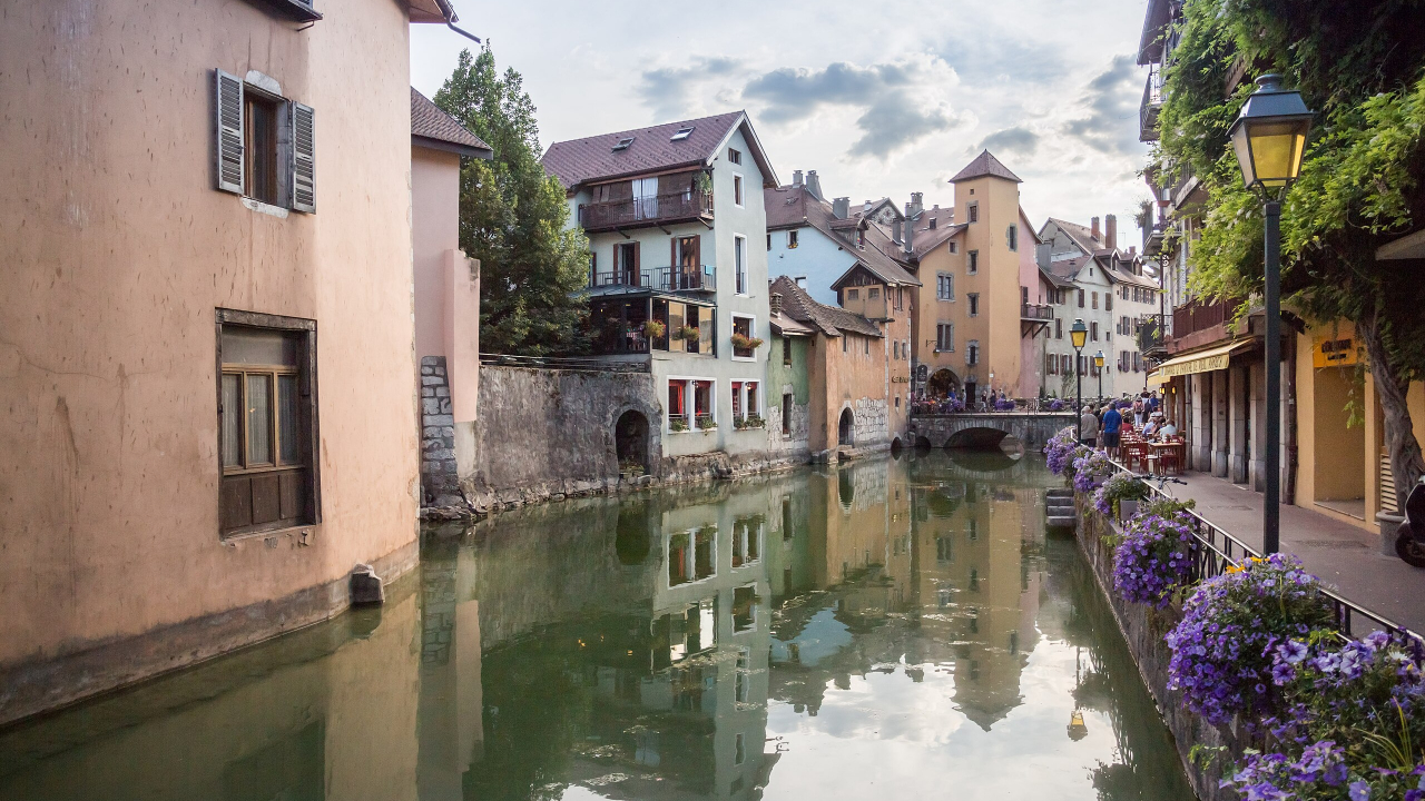 Un patrimoine "riche et fragile" : 7% des immeubles de la vieille ville d'Annecy dans un état critique Un patrimoine "riche et fragile" : 7% des immeubles de la vieille ville d'Annecy dans un état critique