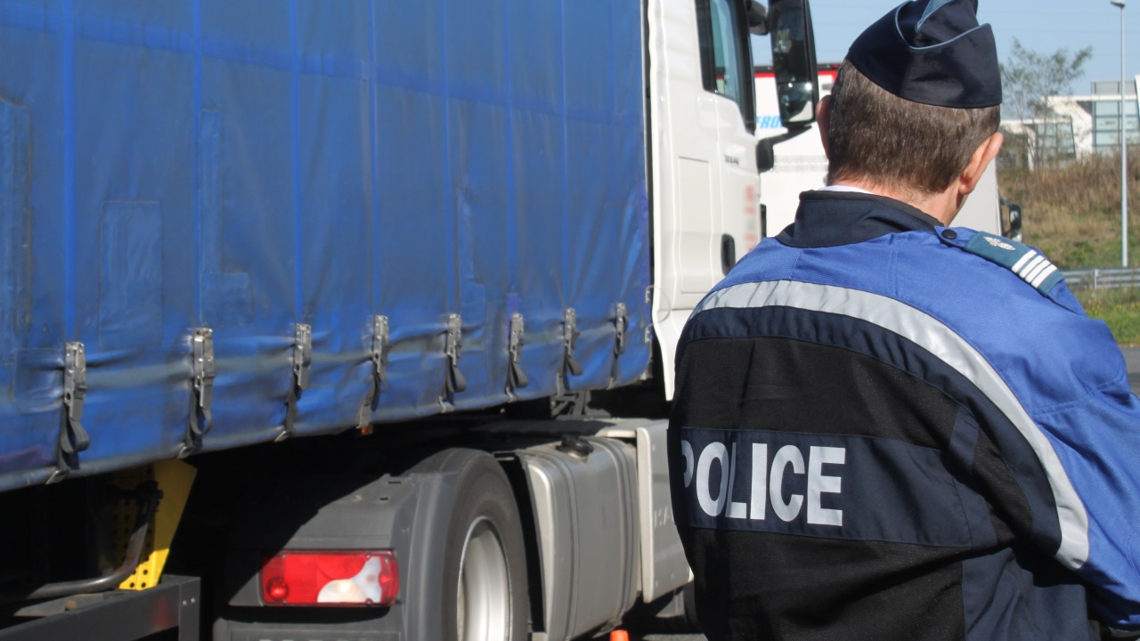 Un routier bulgare ivre provoque un spectaculaire accident sur l’aire d’autoroute de Valleiry Un routier bulgare ivre provoque un spectaculaire accident sur l’aire d’autoroute de Valleiry
