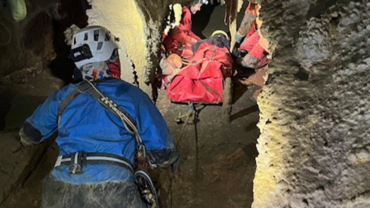 Un spéléologue grièvement blessé dans le gouffre du Fitoja Express, une vaste opération de secours mobilisée Un spéléologue grièvement blessé dans le gouffre du Fitoja Express, une vaste opération de secours mobilisée