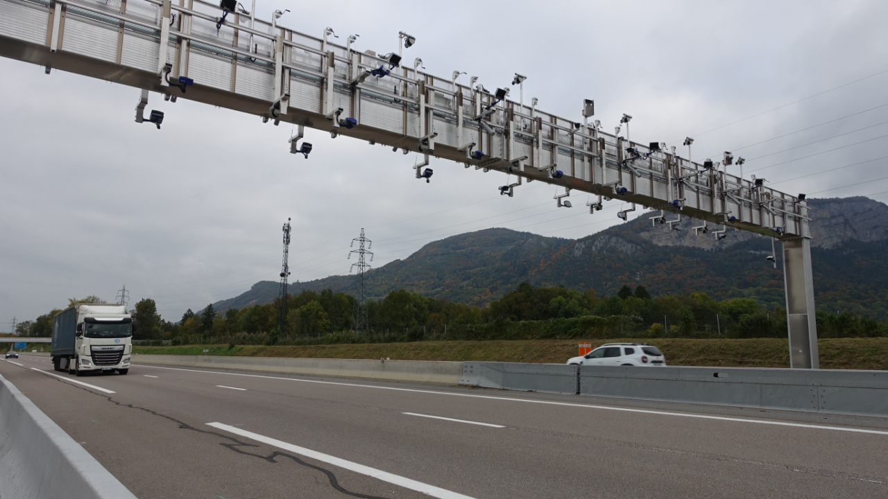 Vallée de l'Arve : le premier portique à flux libre installé sur l'A40