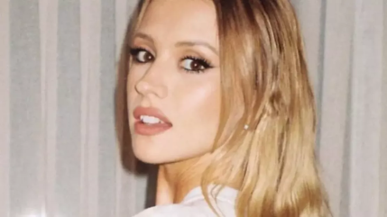 Angèle est fière d'elle : elle obtenu son permis de conduire ! Angèle est fière d'elle : elle obtenu son permis de conduire !