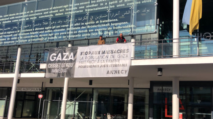 Annecy : La banderole pour Gaza remise sur le fronton de l'Hôtel de Ville