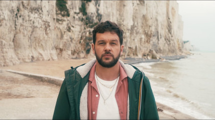 Claudio Capéo fait une déclaration d’amour à la France avec « Tour de France » (vidéo)