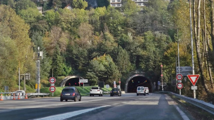 Collision nocturne dans le tunnel des Monts &agrave; Chamb&eacute;ry : cinq personnes bless&eacute;es et axe coup&eacute; plusieurs heures