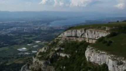 D&eacute;c&egrave;s en Haute-Savoie : Deux octog&eacute;naires chutent en voiture de 150 m&egrave;tres